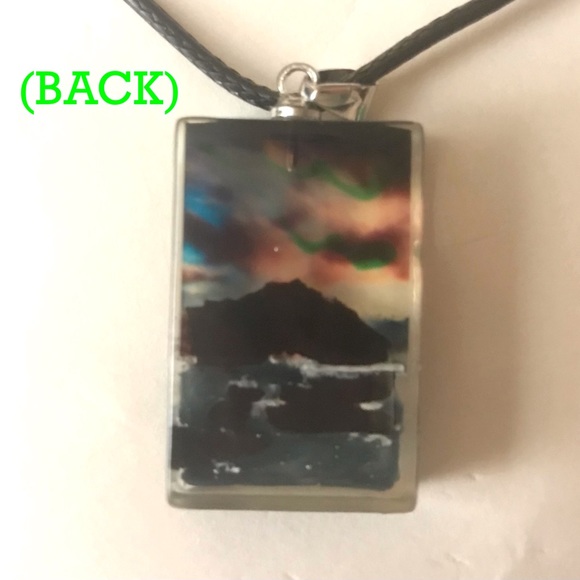 Aurora Borealis Snowy Peak Mountain Realism 3D Vivid Captured Landscape Necklace - Picture 13 of 16